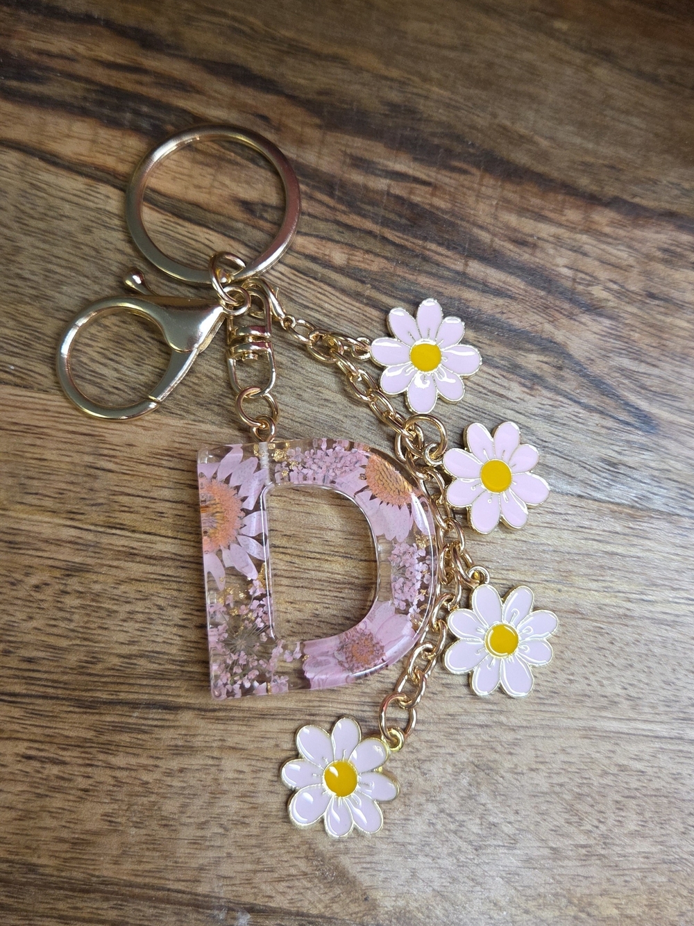 🌸 Handmade Resin Letter “D” Keychain / Bag Charm – Dried Flowers & Daisy Charms